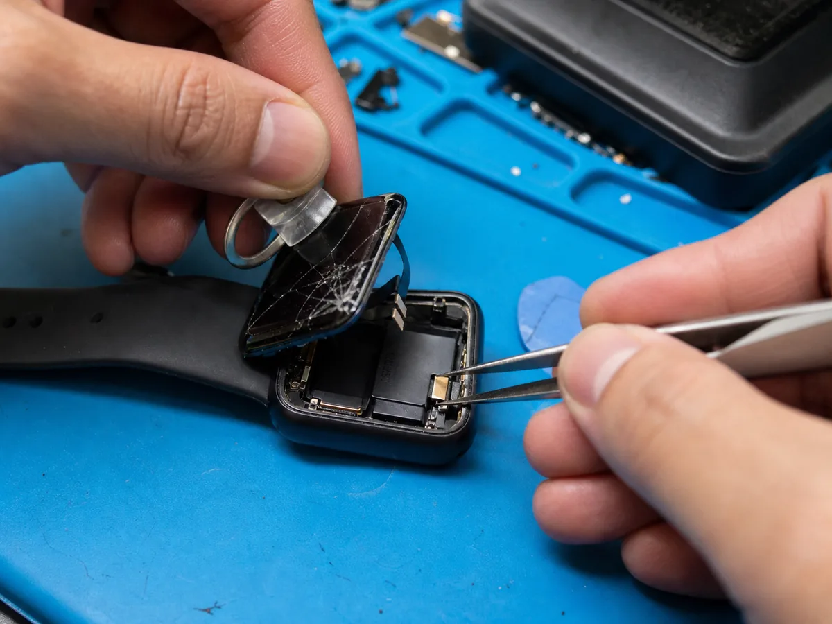 ภาพจำลองงานเปลี่ยนหน้าจอ Apple Watch สำหรับบริการใหญ่ไอทีเซอร์วิส ตำบลท่าขุนราม กำแพงเพชร